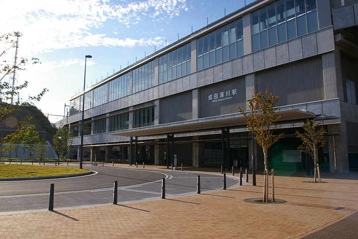 成田湯川駅駅前広場